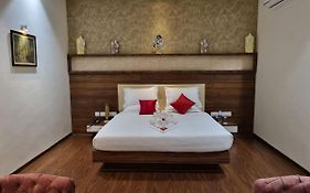 Happys Hotel